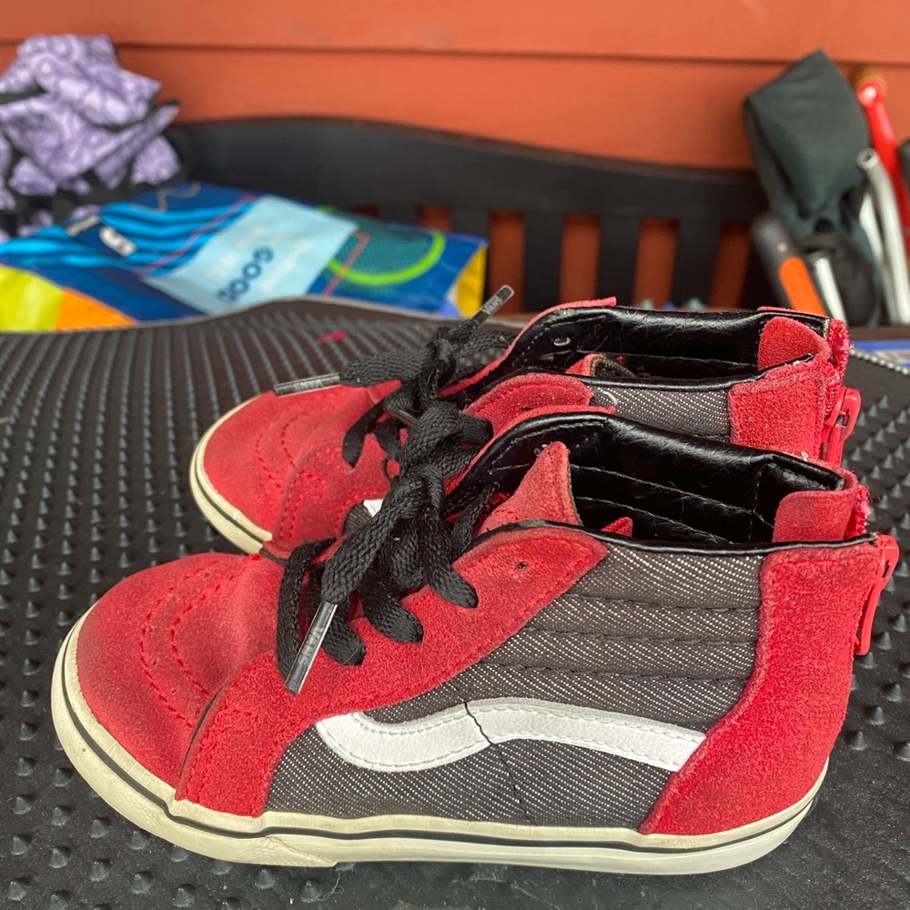 Vans 721454 Kids Boy’s Red Black High Top Back Zipper Sneakers Size 9.5
